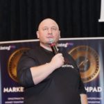 – alt: Андрей Пережогин анализирует структуру отношений между предпринимателем и инвестором на консультации – alt: Документы нового соглашения с инвестором после юридической реконструкции условий партнерства – alt: Предприниматель обрел свободу управления благодаря пересмотру инвестиционных отношений
