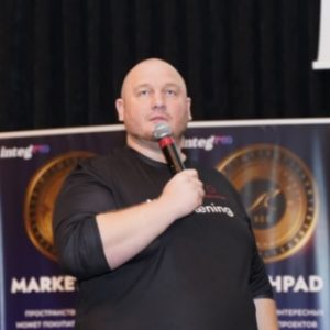 – alt: Андрей Пережогин анализирует структуру отношений между предпринимателем и инвестором на консультации – alt: Документы нового соглашения с инвестором после юридической реконструкции условий партнерства – alt: Предприниматель обрел свободу управления благодаря пересмотру инвестиционных отношений