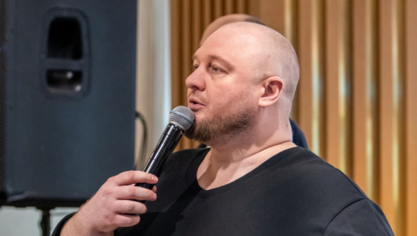 – alt: Андрей Пережогин анализирует архитектуру продуктовой линейки на консультационной сессии – alt: Визуальная карта продуктов на доске с классификацией по реальной ценности для бизнеса – alt: Предприниматель проводит хирургию продуктового портфеля для фокусированной реконструкции