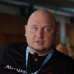– alt: Андрей Пережогин объясняет принципы системного управления без режима постоянных авралов – alt: Руководитель анализирует повторяющиеся проблемы для создания системных процедур – alt: Офисная стена с распечатанными чек-листами для стандартизации рабочих процессов