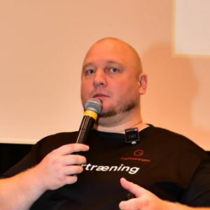 – alt: Андрей Пережогин объясняет принципы системного управления бизнесом без постоянных авралов – alt: Предприниматель работает с документированными процессами вместо хаотичного управления – alt: Команда функционирует по четким регламентам благодаря системному подходу к управлению